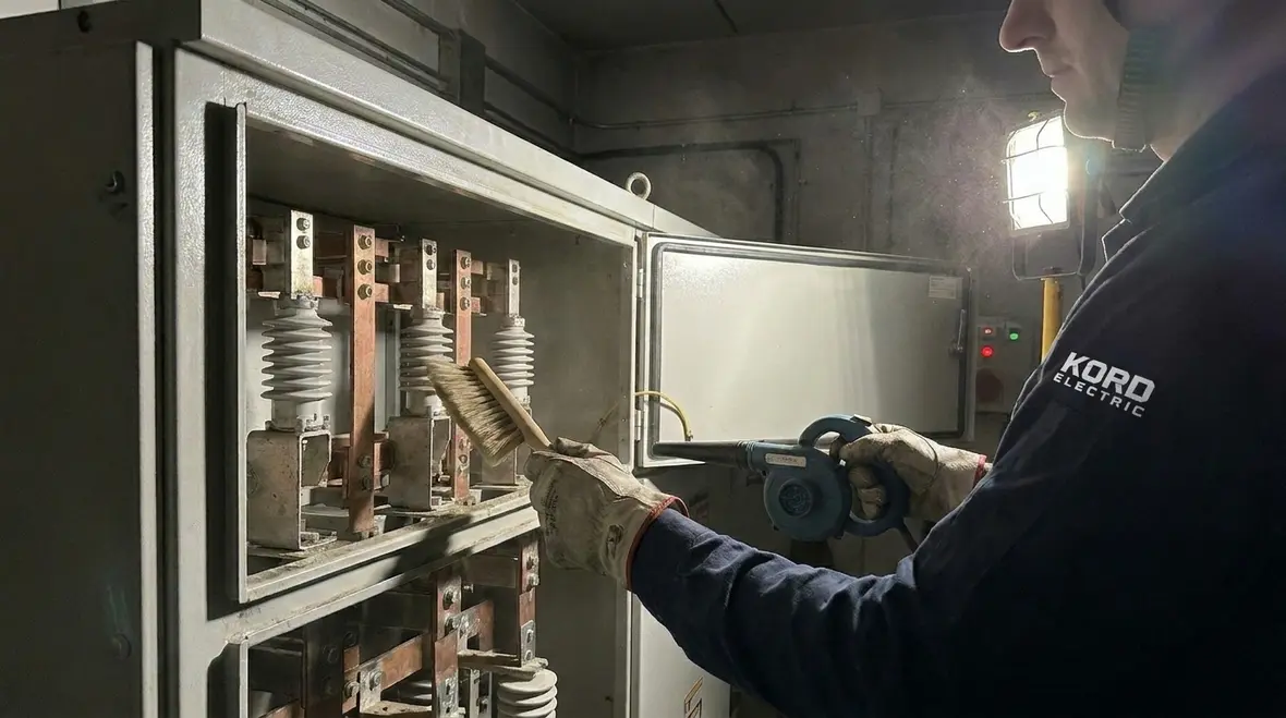 Environmental controls and ventilation around commercial switchgear