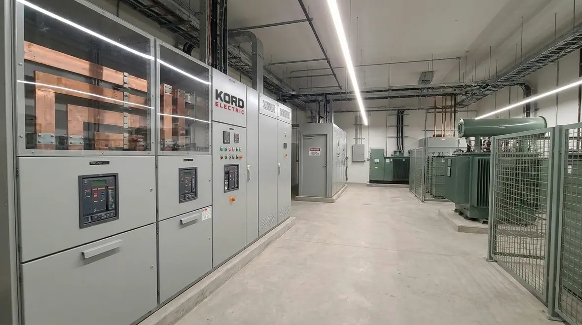Modern commercial electrical systems with integrated power factor correction