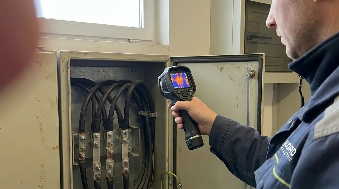 NFPA 70E electrical hazards in commercial electrical room