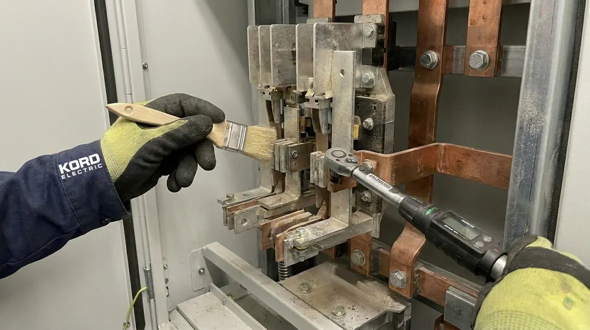 Infrared inspection of commercial switchgear to detect hotspots