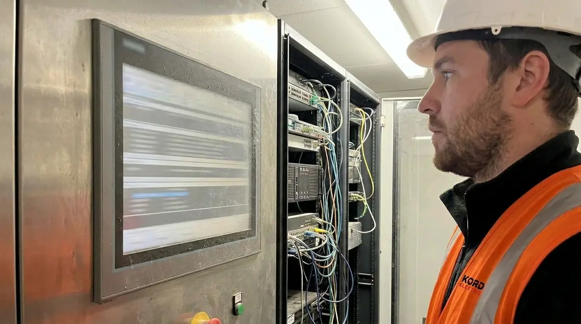 Reliable power architecture preventing data center cooling failures