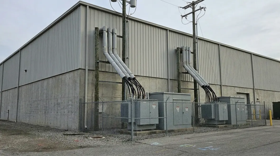 Redundant utility feeds and electrical distribution in a data center