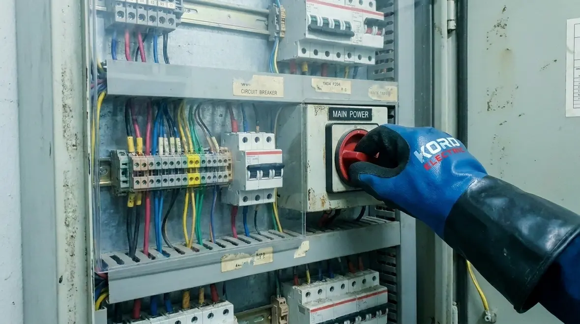 Automatic transfer switch and controls for commercial power backup systems