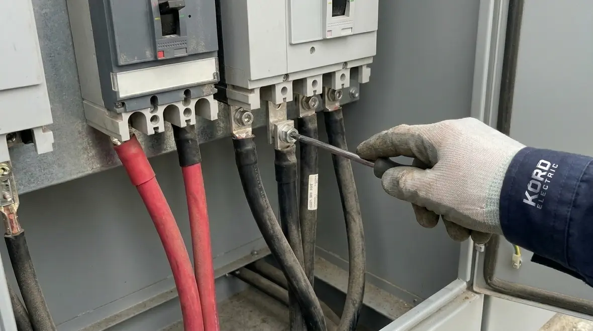 Layered UPS and generator backup power for data centers