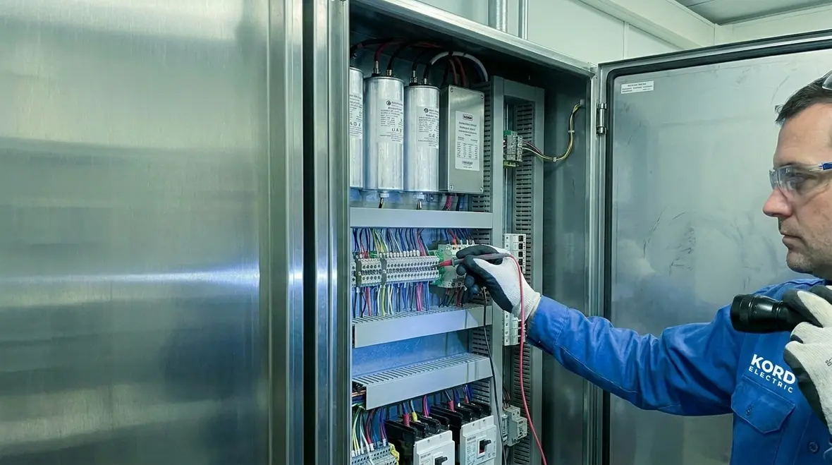 Industrial electrical panel with harmonic mitigation and power quality design