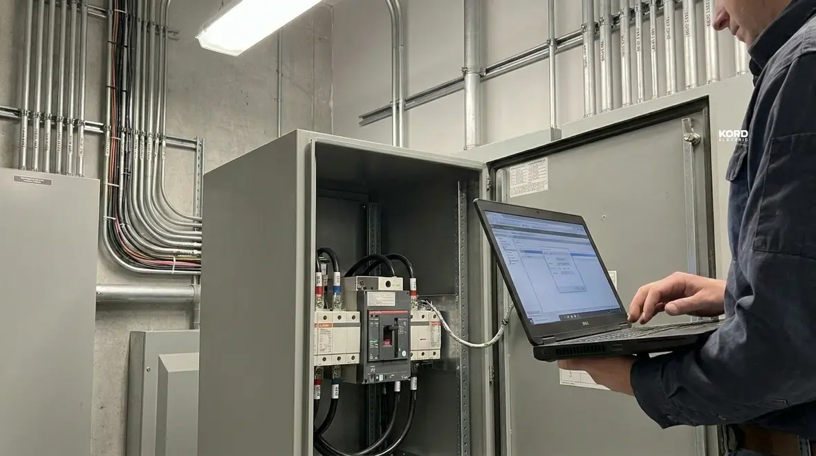 Commercial generator and UPS working together for backup power
