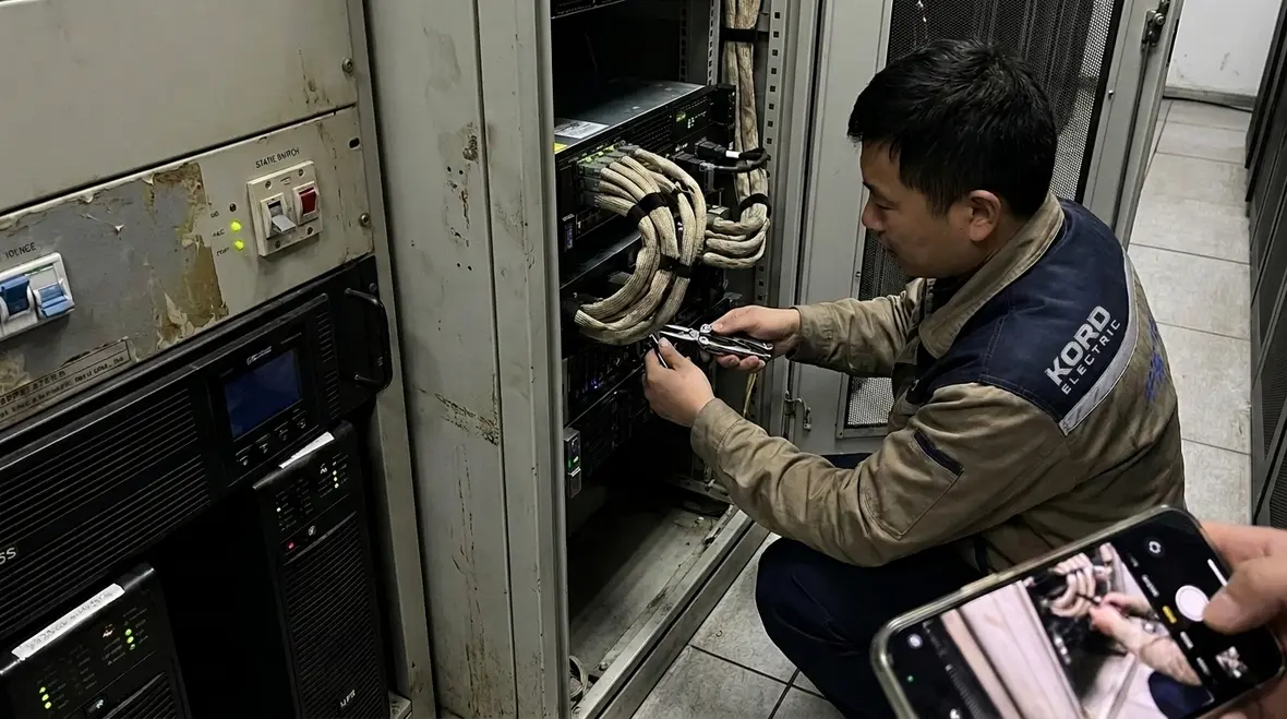 Data center power monitoring dashboard with alarms and trends for reliability