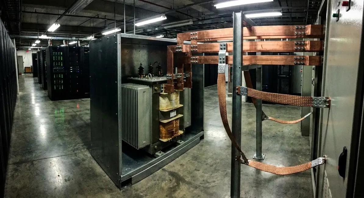 Efficient, high quality power distribution in a commercial data centre