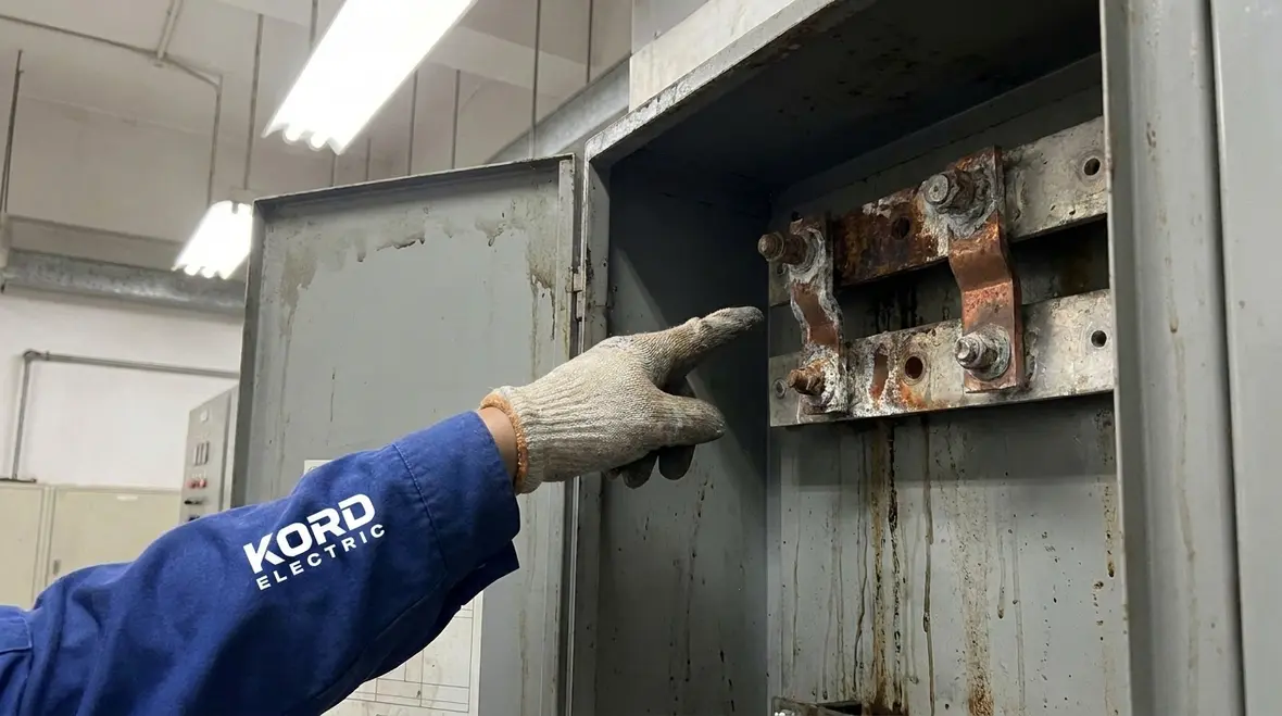 Power distribution equipment inspection in a Studio City commercial property
