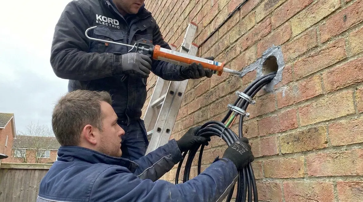 Installer applying NEC exterior multiconductor cable rules on a rooftop conduit run
