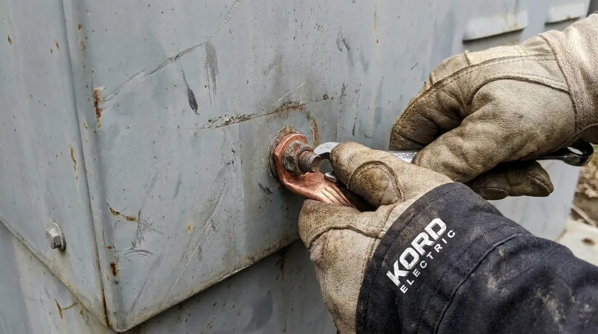 Commercial electrical panel with verified bonding jumpers for systems over 250 volts