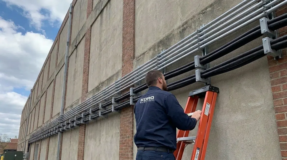 Outside conductors properly supported along a commercial building exterior