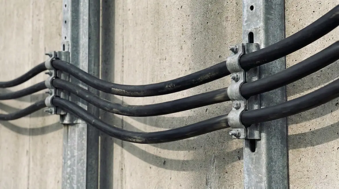 Secure outdoor conductor supports resisting wind and vibration