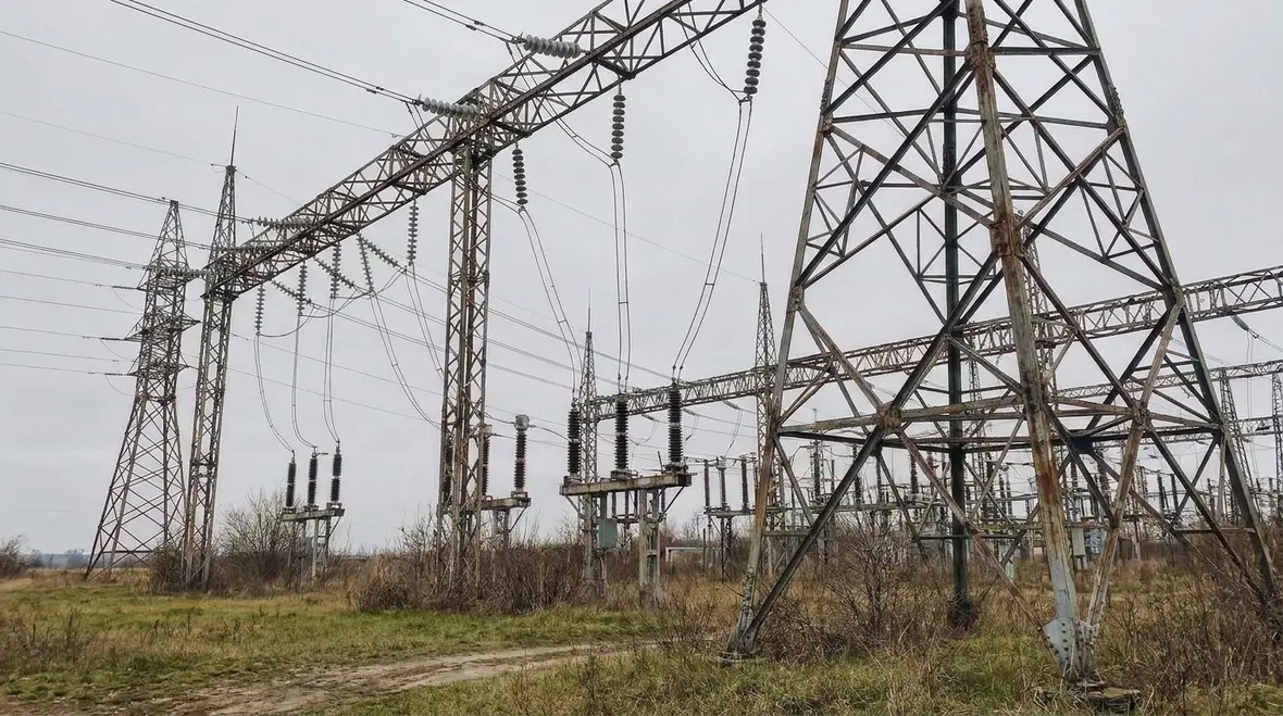 High voltage service conductors exposed to weather and mechanical stress